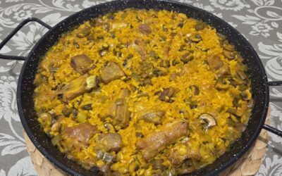 Arroz con costillas, setas y ajos tiernos